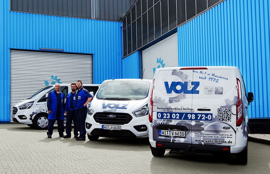 Serviceteam vor den Autos von Volz
