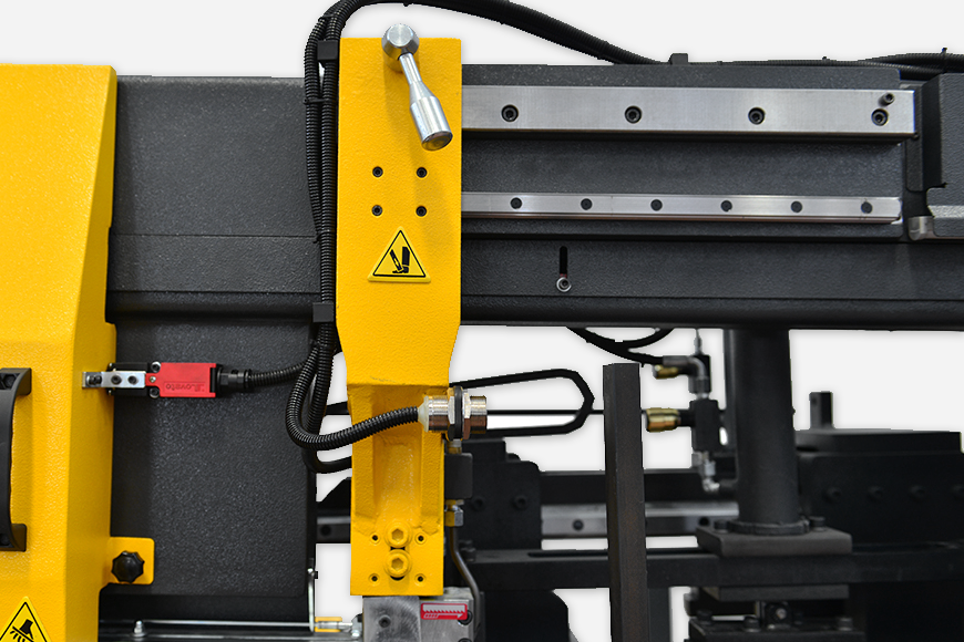 Automatische Führungsarmverstellung, synchron mit hydraulischer Klemmung des Horizontal-Spannstocks für schnelle und präzise Spannvorgänge.