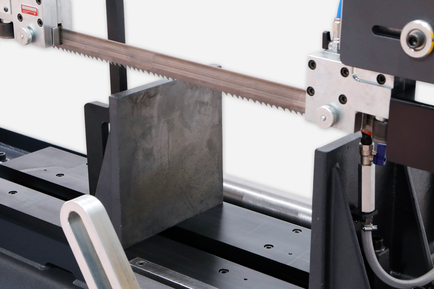 Die Kombination aus Hartmetallplatten und Führungsrollen gewährleistet eine exakte Führung des Sägebandes.