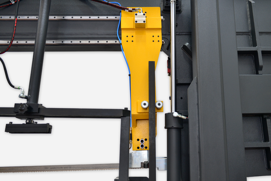 Automatische Führungsarmverstellung, synchron mit hydraulischer Klemmung des Horizontal-Spannstocks.