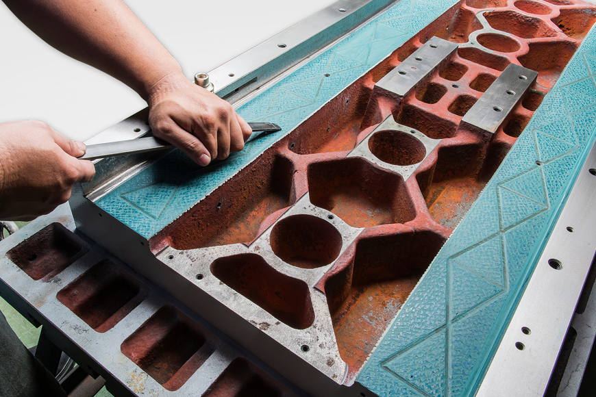 CNC-Bearbeitungszentrum MAXMILL mit von Hand geschabten Auflageflächen zwischen Guss und Linearführungen für höhere Schnelligkeit und maximale Präzision.