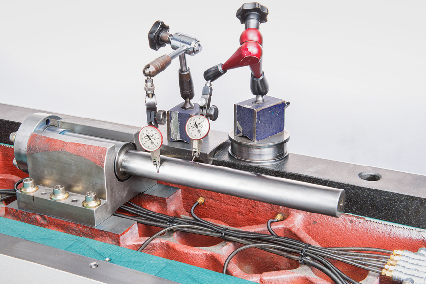 CNC-Bearbeitungszentrum MAXMILL mit präzisen Parallelitäts- und Rundlaufmessungen der Kugelumlaufspindel für höchste Genauigkeit.