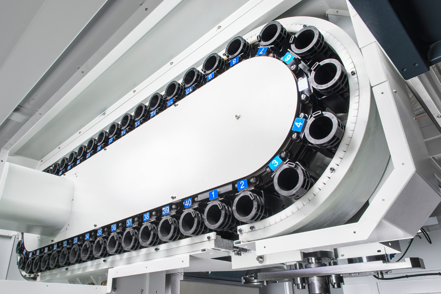 CNC-Bearbeitungszentrum MAXMILL mit automatischem Doppelarm-Werkzeugwechsler für bis zu 40 Werkzeuge mit schnellen Wechselzeiten.