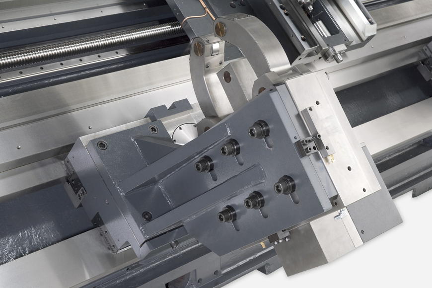 Die feststehende, hydraulische Lünette sorgt für präzise und stabile Bearbeitung langer Werkstücke.
