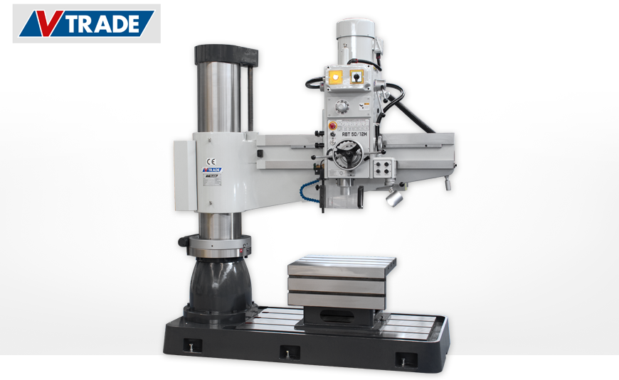 Radialbohrmaschine V-TRADE RBT 50/12 H mit gehärteter und geschliffener Doppelsäule für vertikales Verfahren des Auslegers ohne Verschwenken.