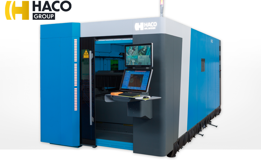 Faserlaser-Schneidanlage HACO HFL 3015 GX mit einem schnellen Wechseltisch, effektive Rauchabsaugung und Bedienpult mit Fernsteuerung.