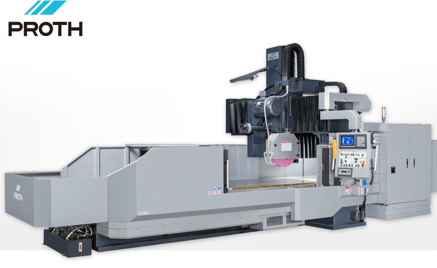 Portalflachschleifmaschine PROTH PSGP 1225 AHR mit Teil-Spritzschutzverkleidung mit Fenstern (oben offen) und zwei Schiebetüren.