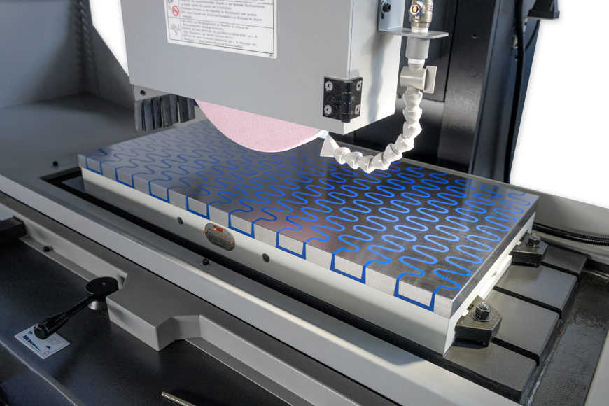 Elektro-Magnetspannplatte mit gewellter Polteilung eignet sich ideal zum vielseitigen Spannen unterschiedlichster Werkstückgrößen.