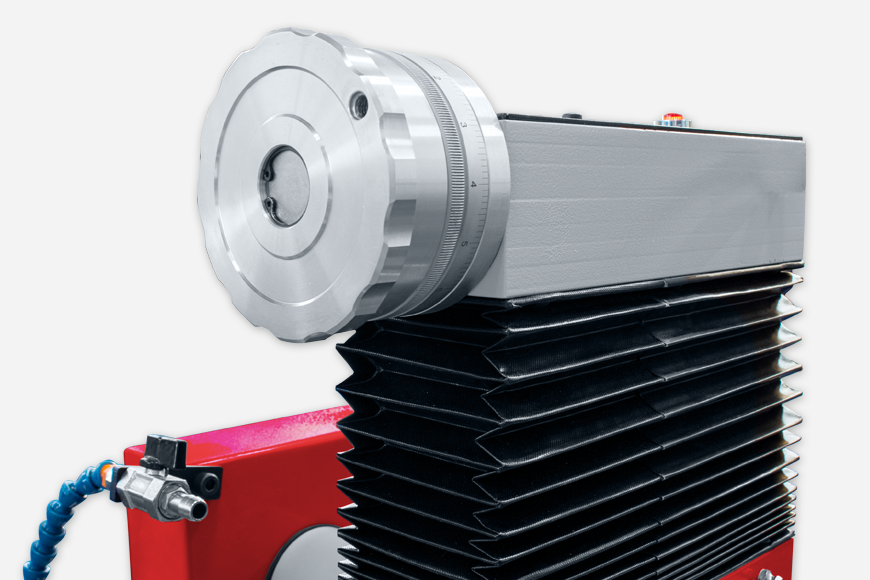 Manuelle Vertikalzustellung über ein groß dimensioniertes Handrad mit verstellbaren Skalenringen zur präzisen Einstellung der Zustelltiefe.