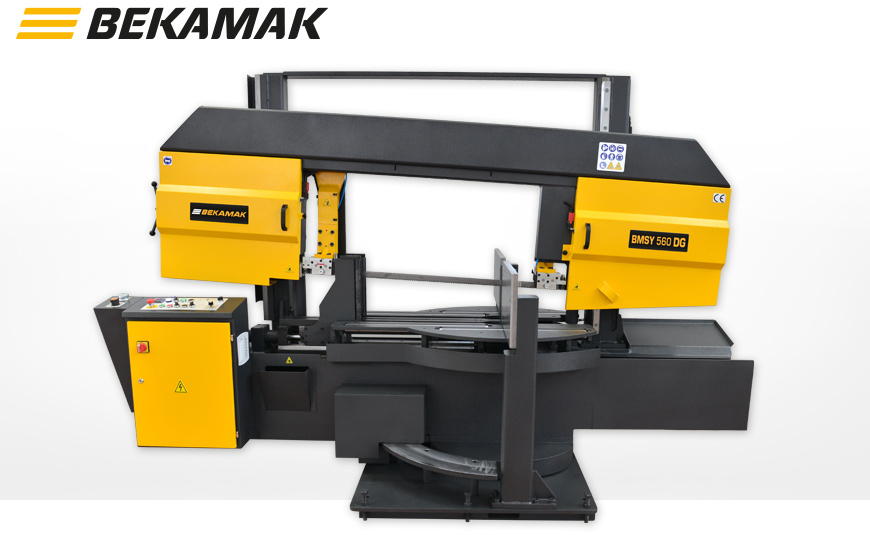 Halbautomatische Doppelgehrungsbandsäge BEKA-MAK BMSY 560 DG mit Drehplatte für einseitige und beidseitige Gehrungsverstellung.