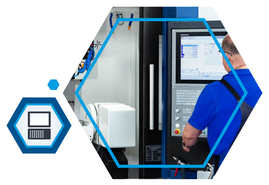 Qualifizierte CNC-Techniker bei der Aktualisierung, Anpassung und Optimierung von CNC-Werkzeugmaschinen mit modernen Steuerungs- und Messsystemen.
