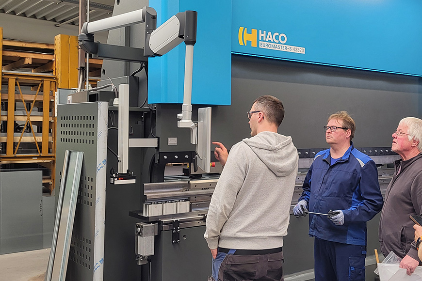 ZABAG Stahlzagen - CNC-Abkantpresse HACO EUROMASTER S 43320